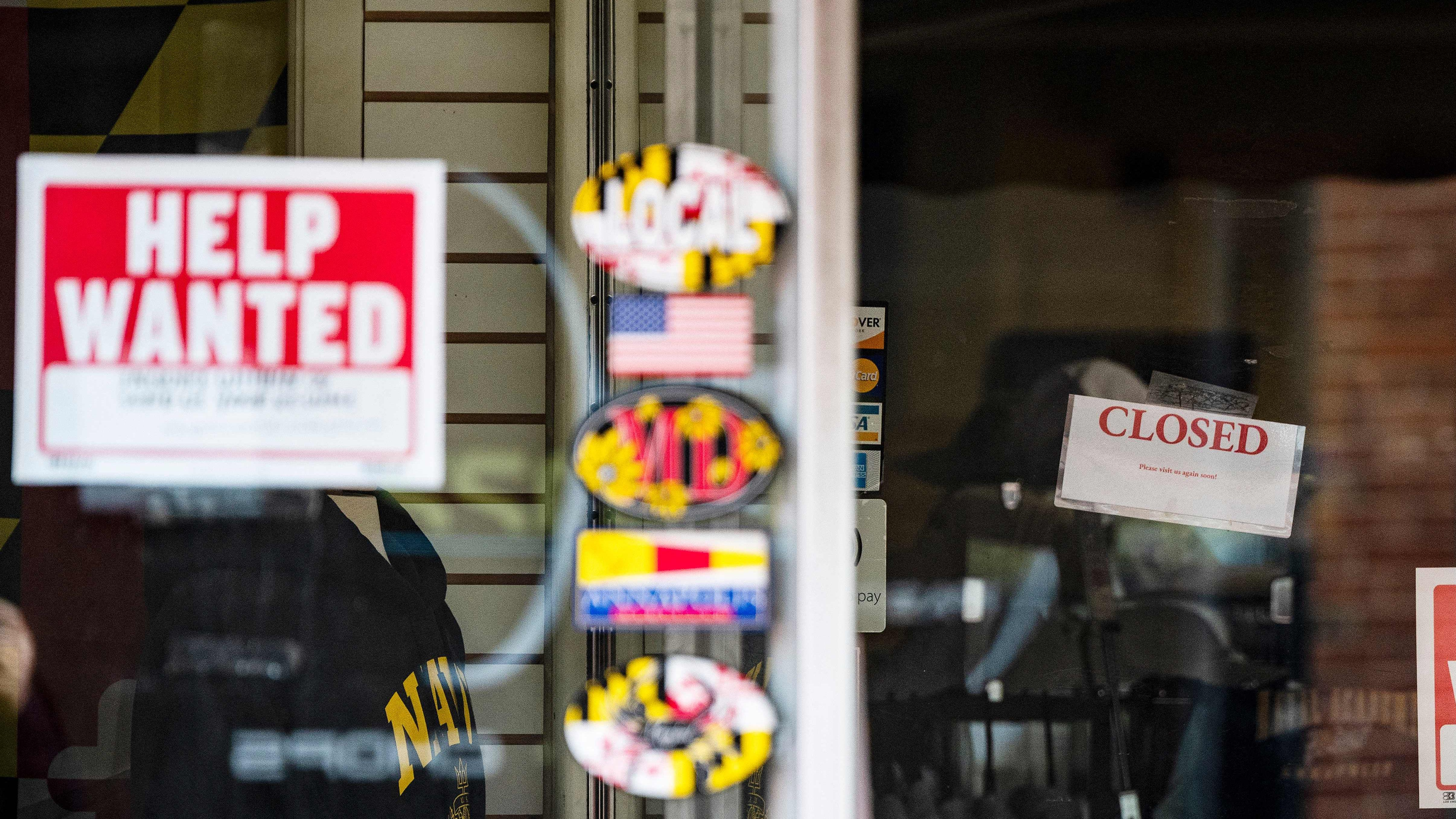 En jobbannons publicerad utanför en butik i Annapolis, Maryland i maj 2021.